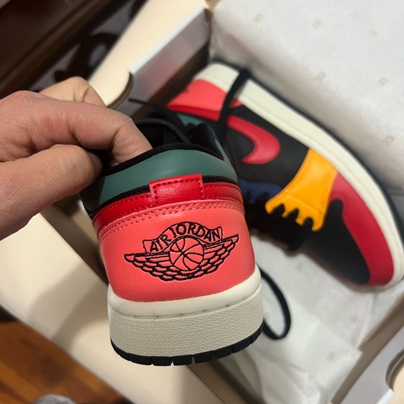 These tennis shoes are new in the box. have never been used - Picture 2 of 3